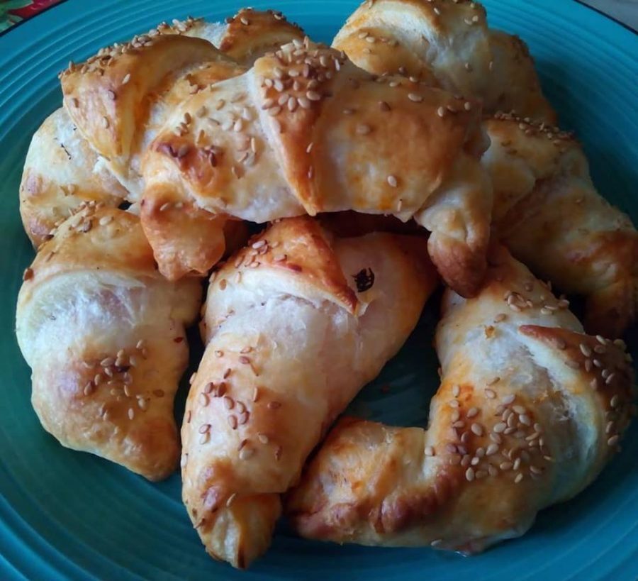 Cornetti di sfoglia con pomodoro, mozzarella e cotto - Ricetta veloce