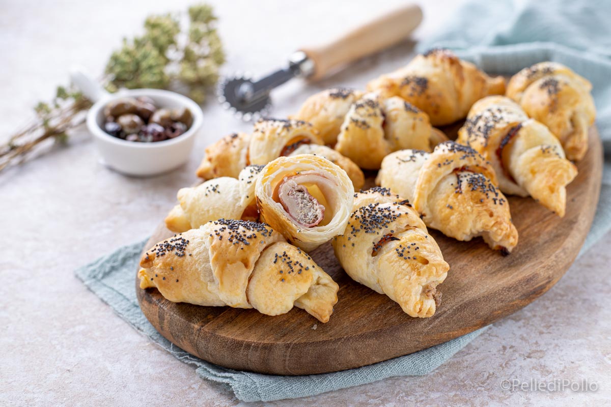 Cornetti di sfoglia con prosciutto e olive