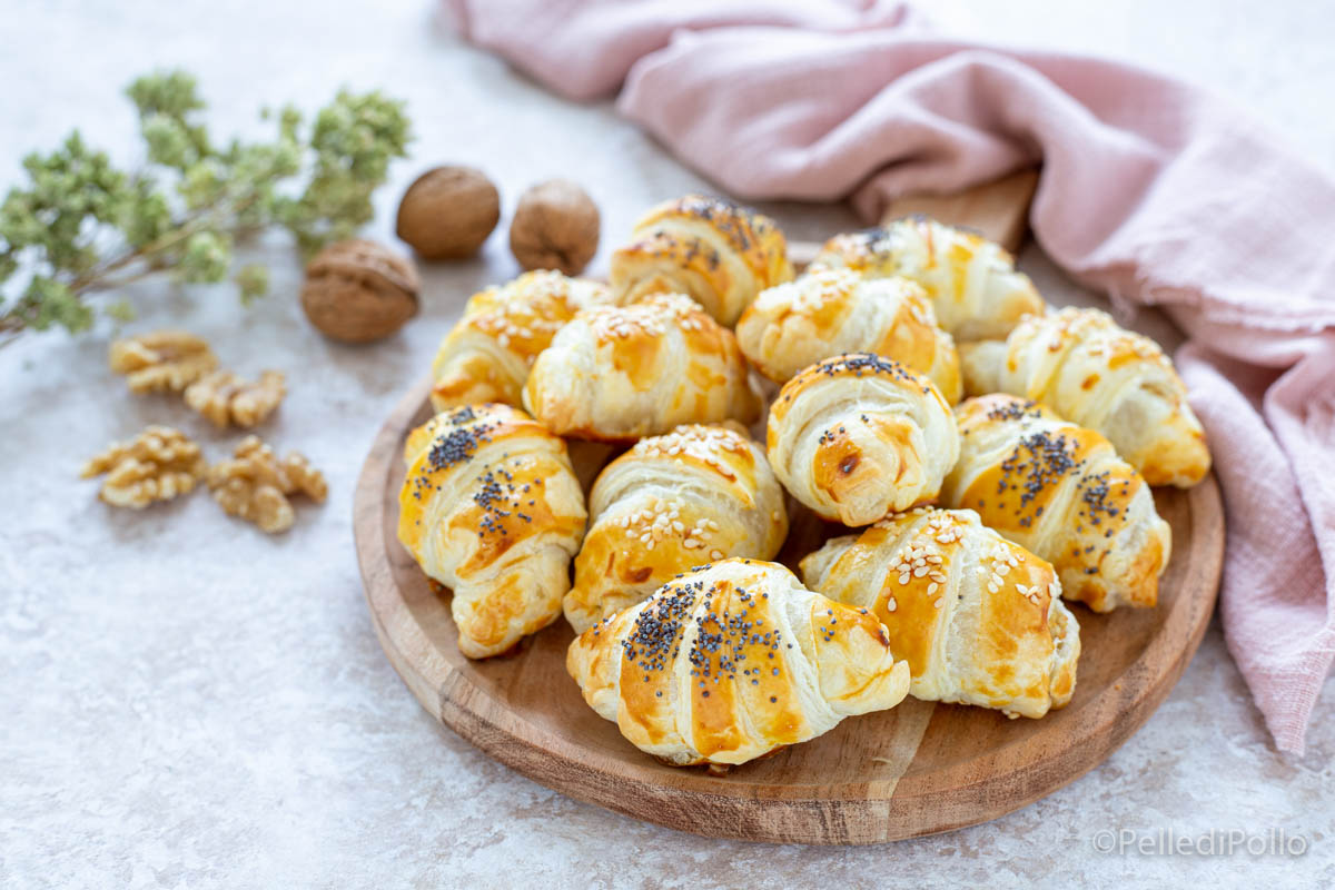 Cornetti di sfoglia salati con ricotta e noci