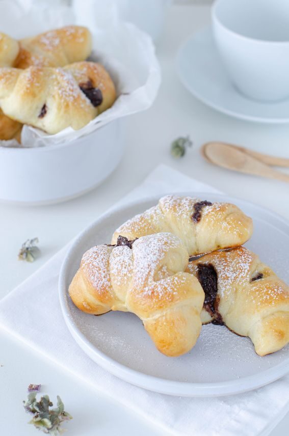 Cornetti dolci di pasta brioche con crema alla nocciola senza lattosio