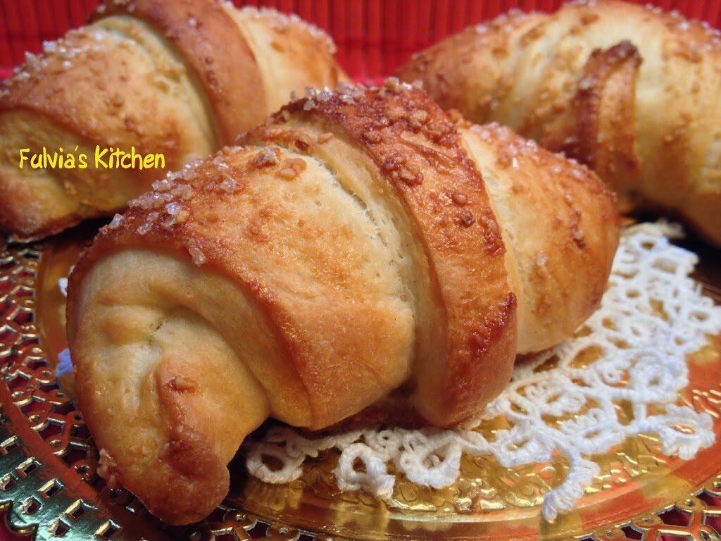 Cornetti farciti con confettura di ciliegie
