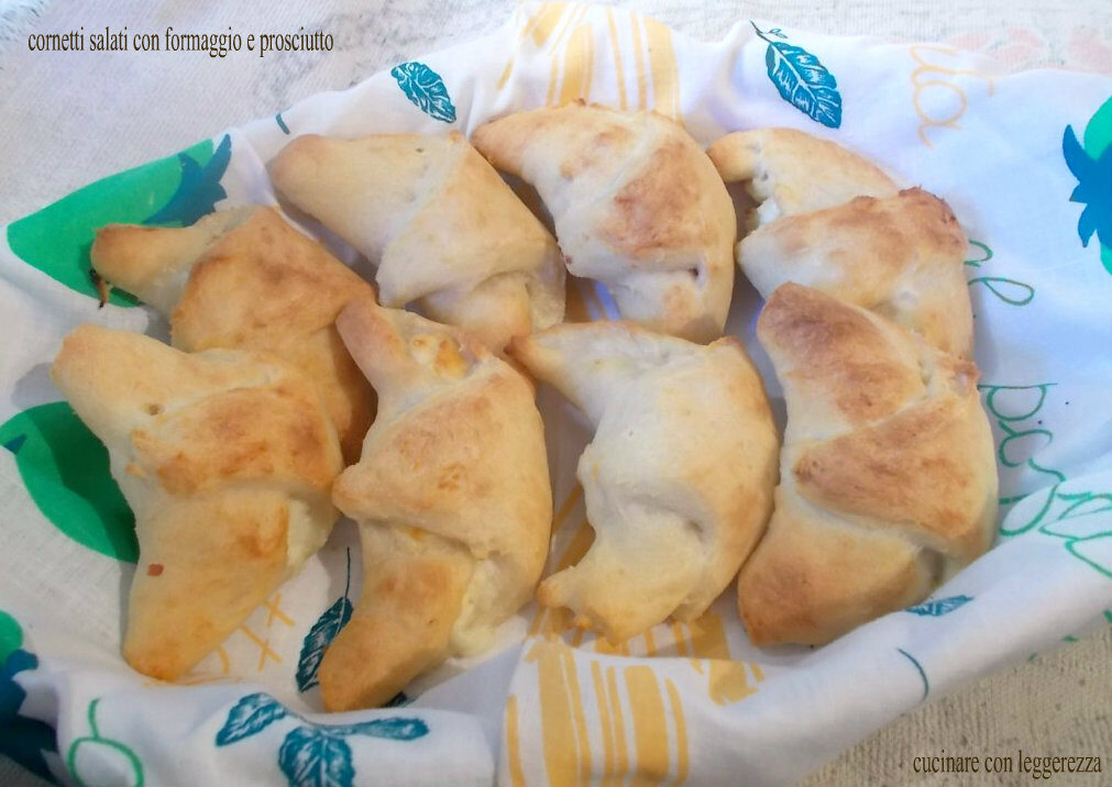 Cornetti salati con formaggio e prosciutto