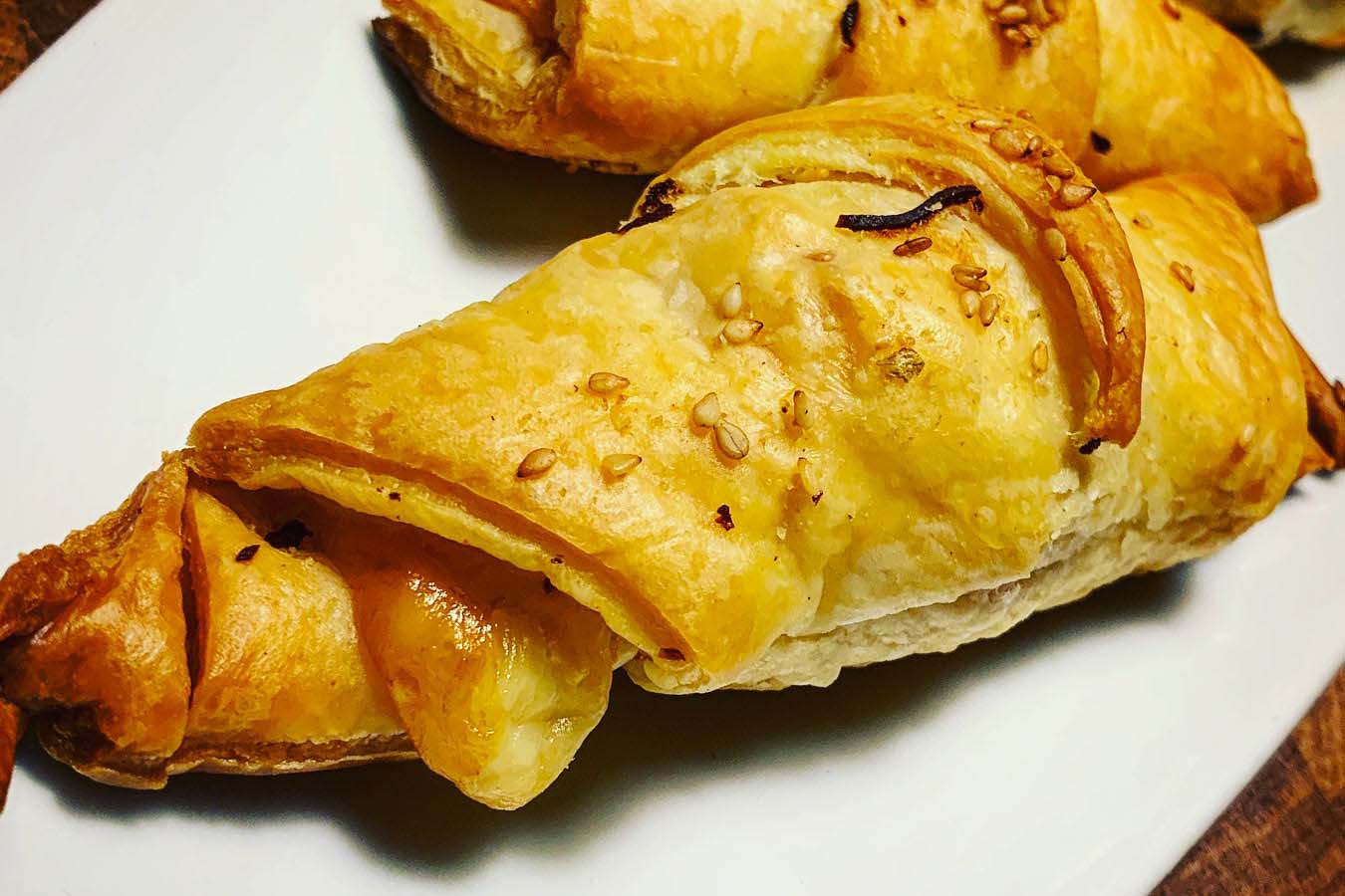 Cornetti salati di pasta sfoglia con prosciutto cotto e fontina