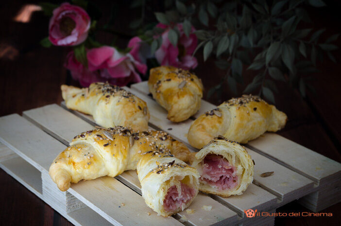 Cornetti salati di sfoglia con prosciutto cotto e scamorza
