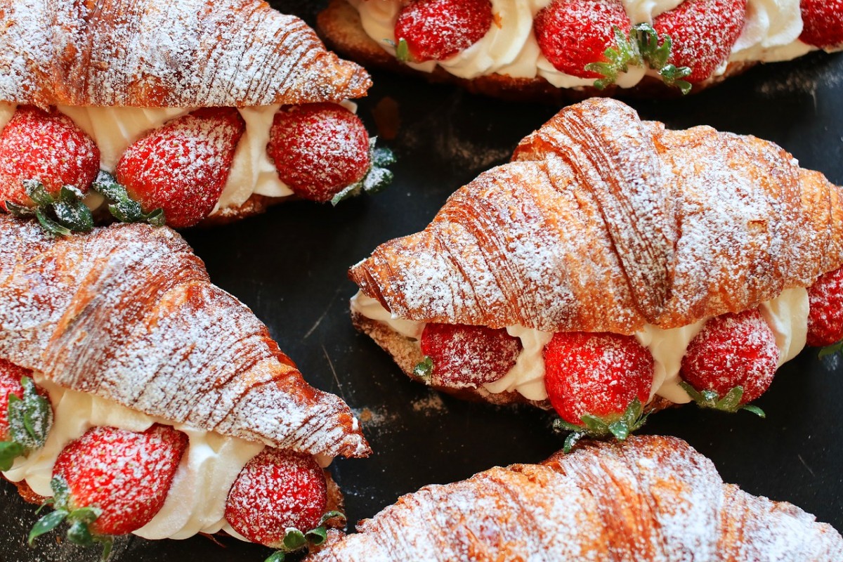 Cornetto con crema e fragola
