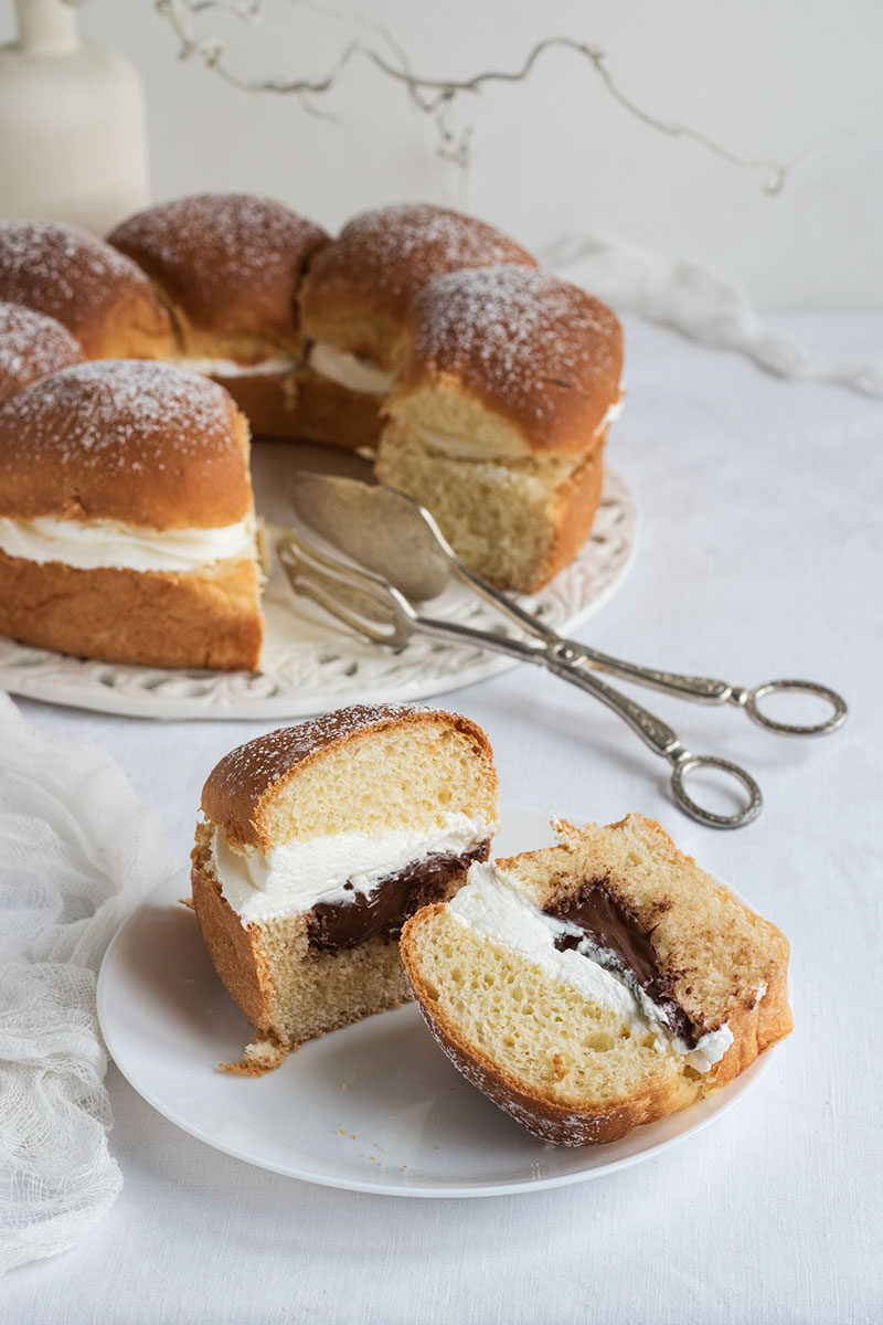 Corona di pan brioche con nutella e panna