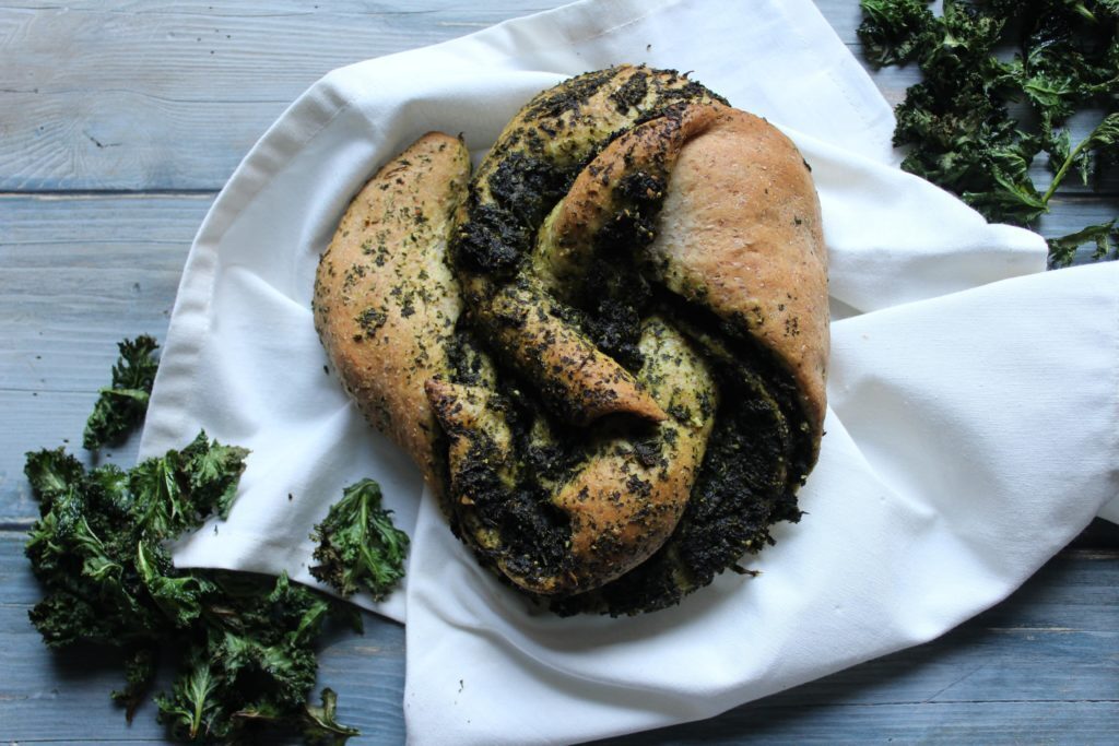 Corona di pane con pesto di kale
