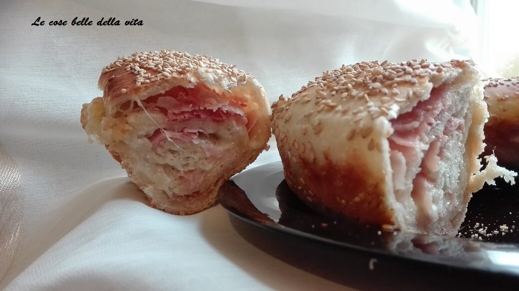 Corona di pane ripiena di prosciutto e mozzarella