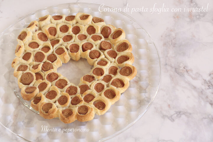 Corona di pasta sfoglia con i wurstel