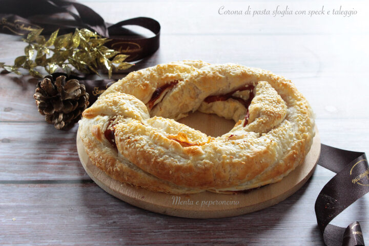 Corona di pasta sfoglia con speck e taleggio