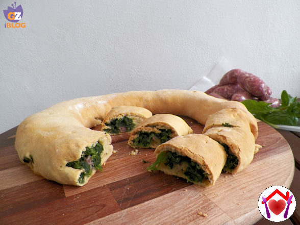 Corona salata con salsiccia e spinaci