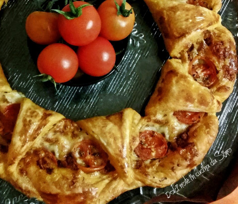 Coroncina rustica con pate’ di pomodorini e mozzarella
