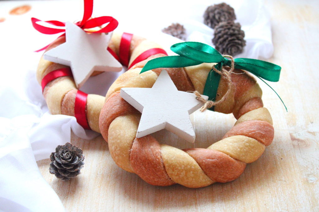 Coroncine di pane bicolore, segnaposto per natale