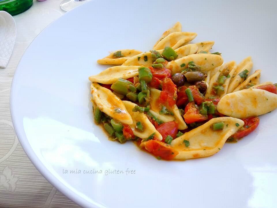 Cortecce con asparagi olive e pomodorini