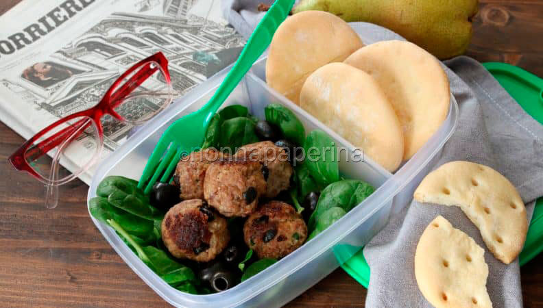Cosa mangiare a lavoro? Ecco le polpettine di carne, olive e mandorle
