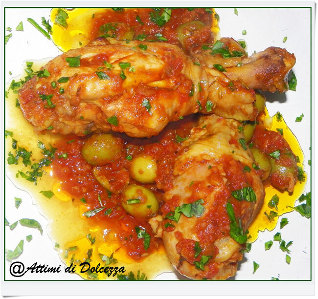 Cosce di pollo al sugo con olive