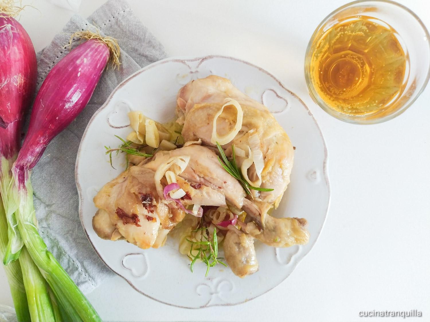 Cosce di pollo alla birra con cipolle