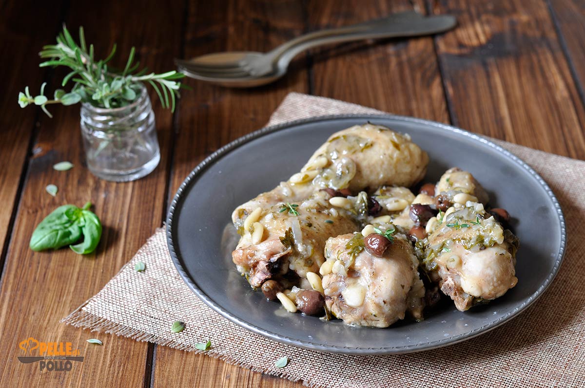 Cosce di pollo alla ligure con olive e pinoli