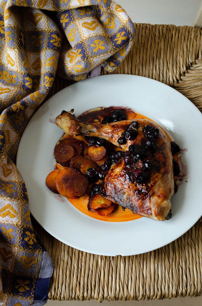 Cosce di pollo con carote e mirtilli