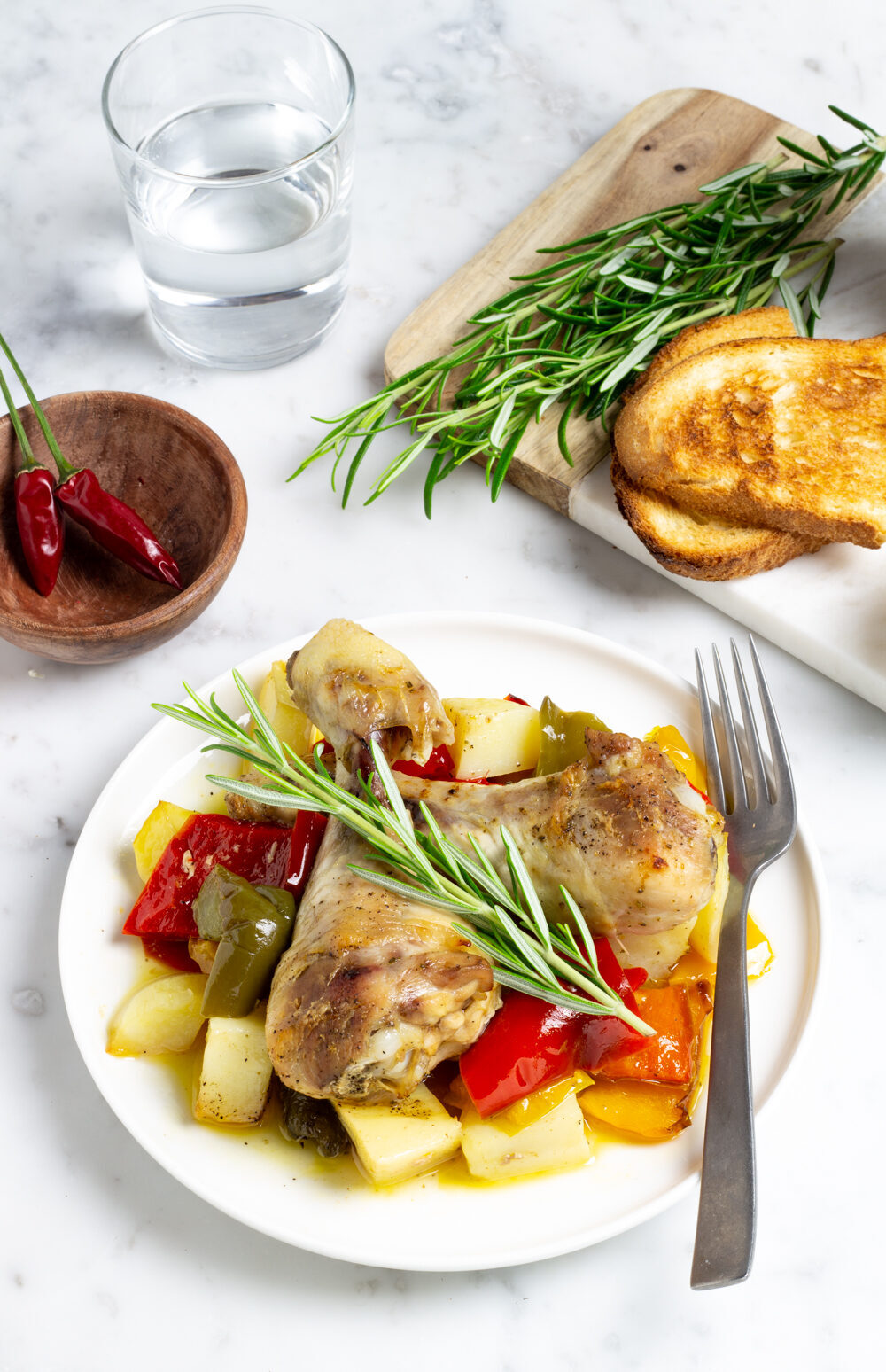 Cosce di pollo con peperoni e patate