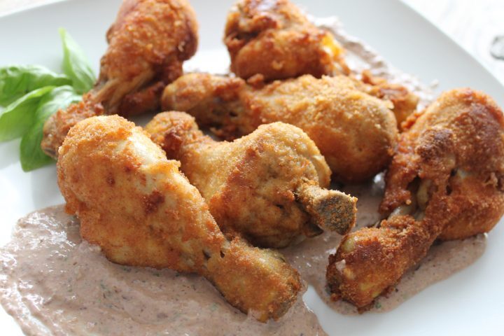 Cosce di pollo fritte con salsa di olive