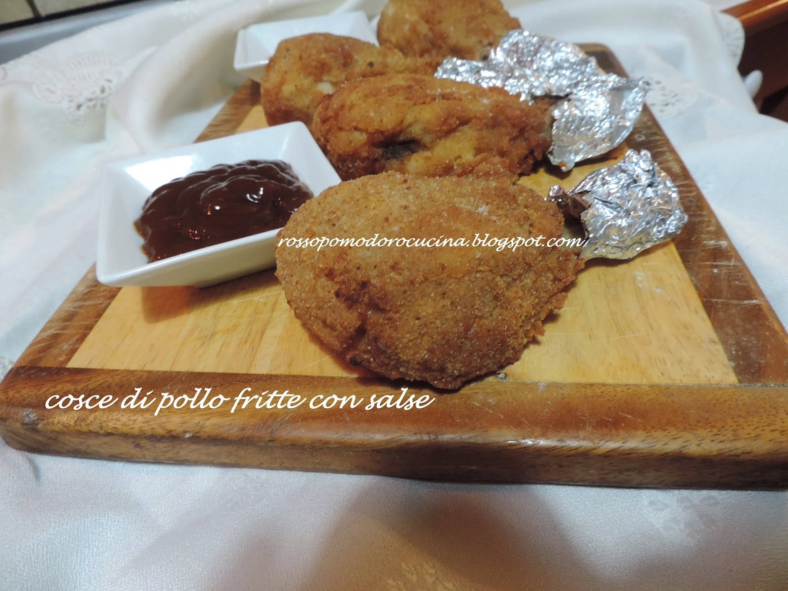 Cosce di pollo fritte con salse