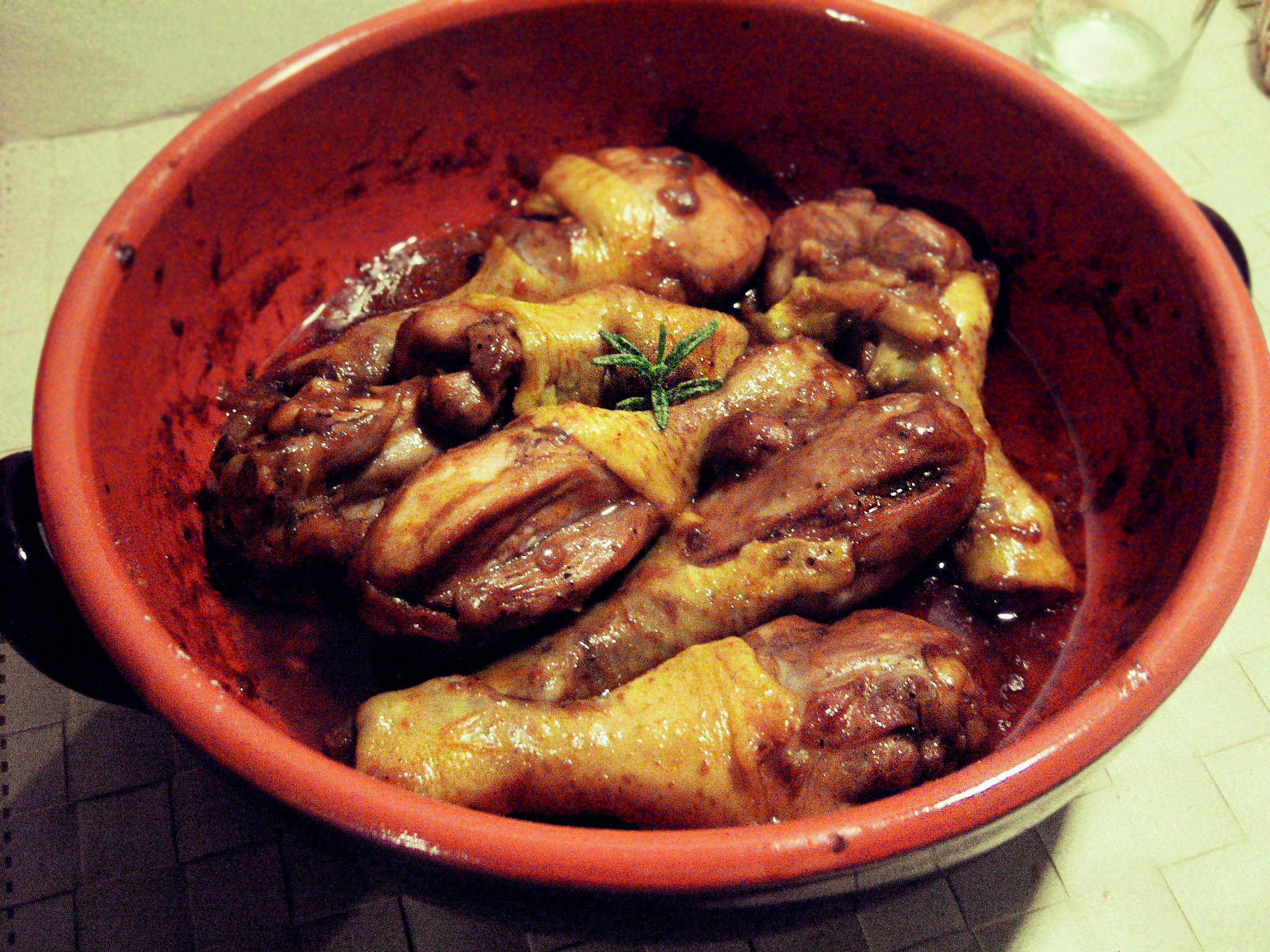 Cosce di pollo speziate al coccio