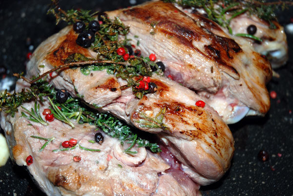 Cosciotto di agnello alle bacche con chips di patate