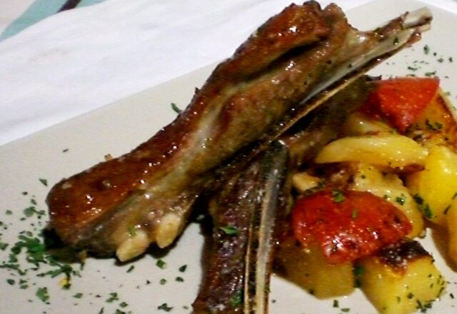 COSTINE D’AGNELLO CON PATATE AL FORNO