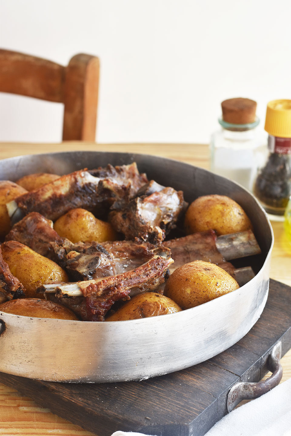 Costine di maiale e patate sotto il coppo