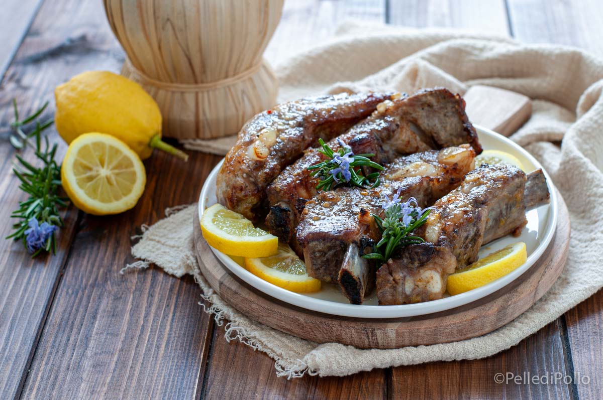 Costine di maiale marinate cotte al forno