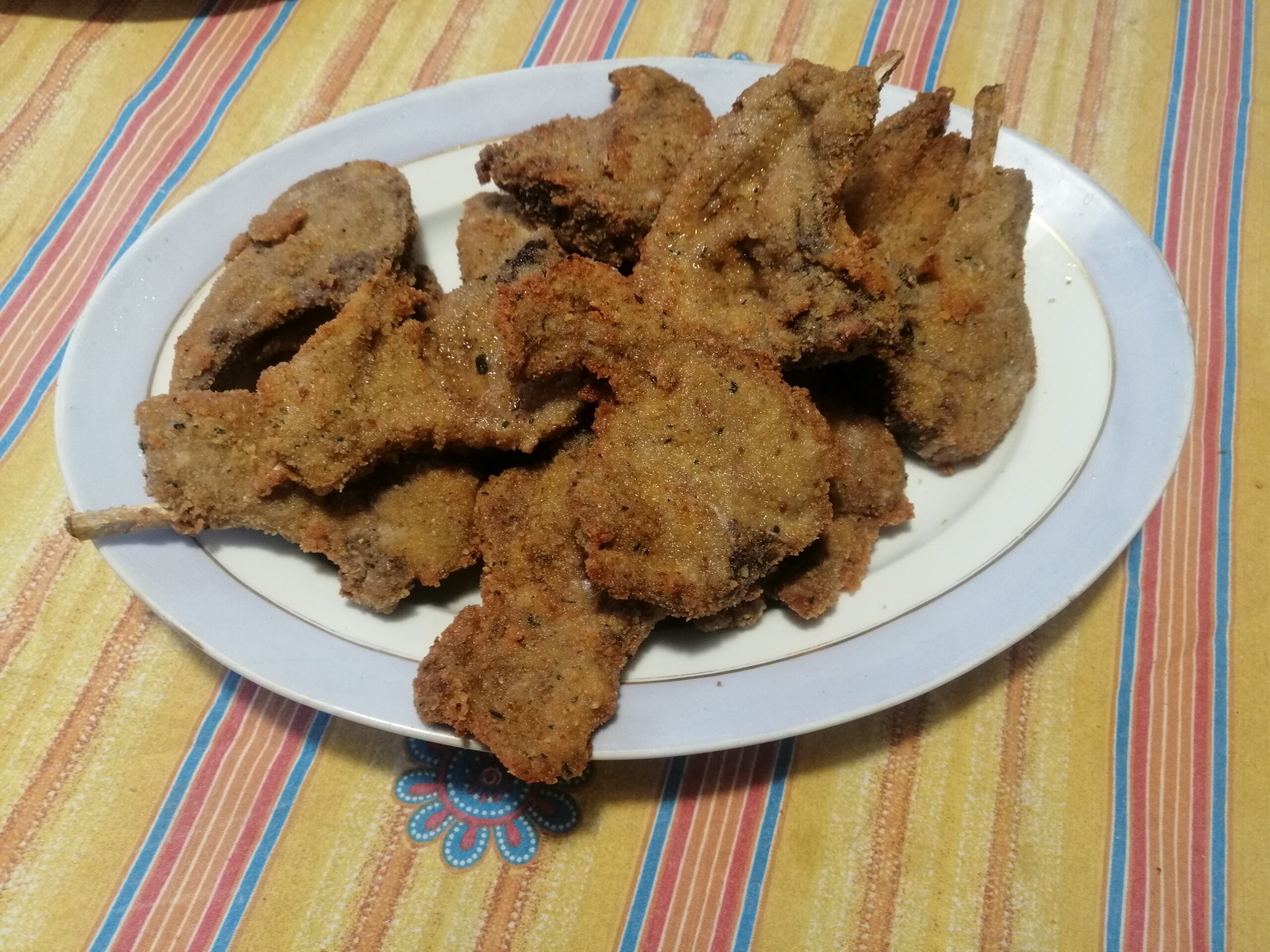 Costolette d’agnello fritte con erbe aromatiche