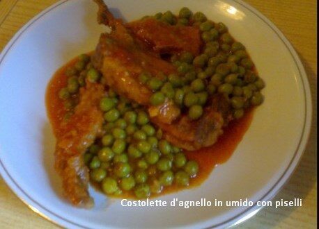 Costolette d’agnello in umido con piselli
