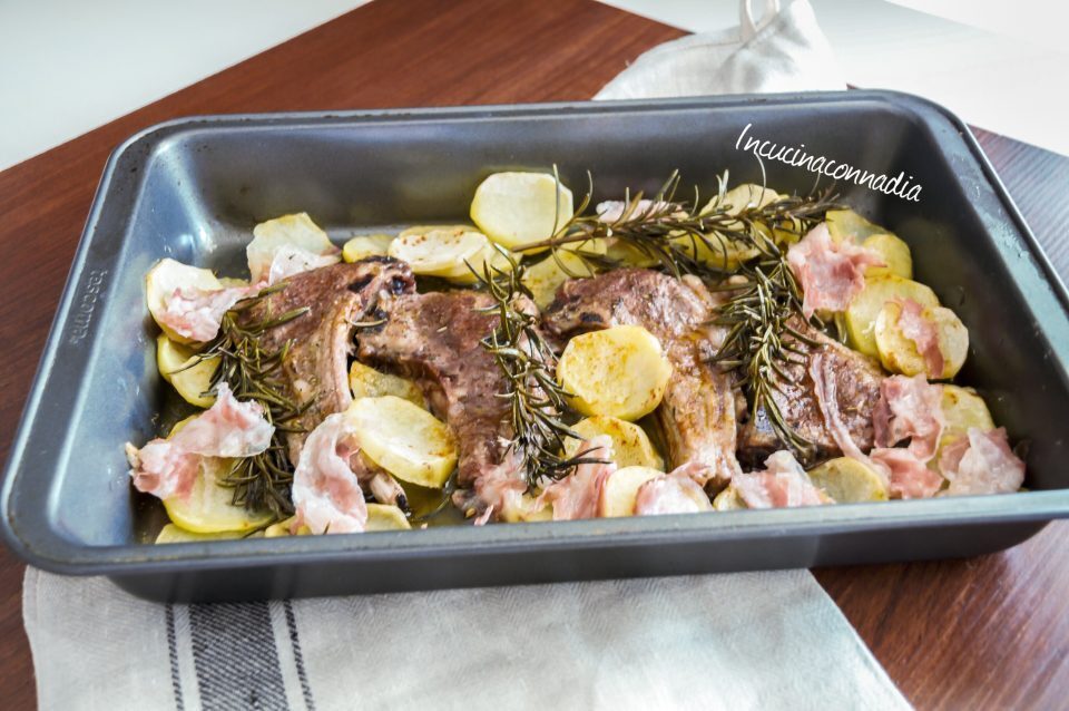 Costolette di agnello con patate e pancetta al forno