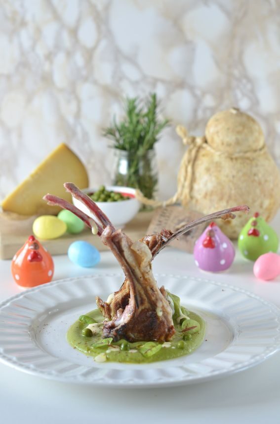 Costolette di agnello su crema di piselli e fonduta di caciocavallo di grotta deliziosa