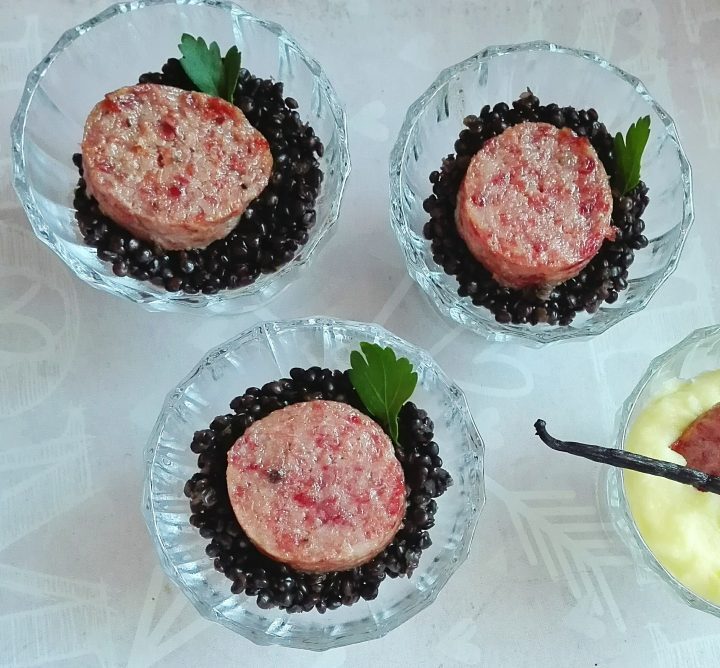Cotechino su un letto di lenticchie nere