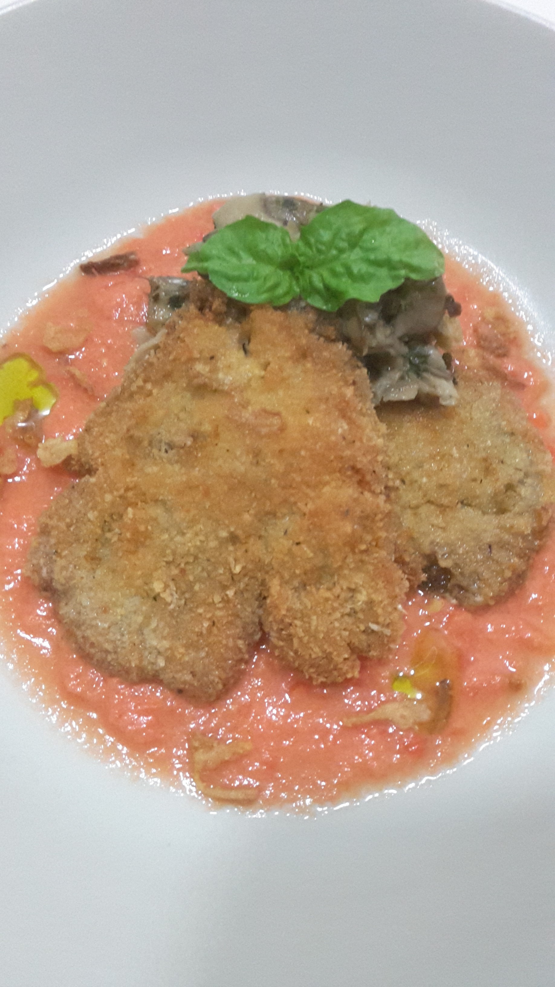 Cotoletta di funghi su spuma di pomodoro