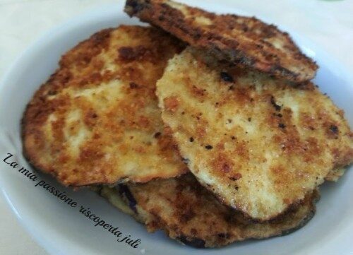 Cotoletta di melanzane fritte uova farina pane macinato