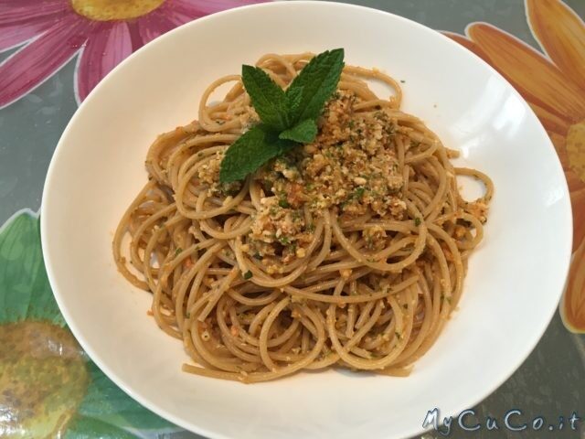 Cottura della pasta in modo tradizionale, spaghetti integrali al pesto svuotafrigo