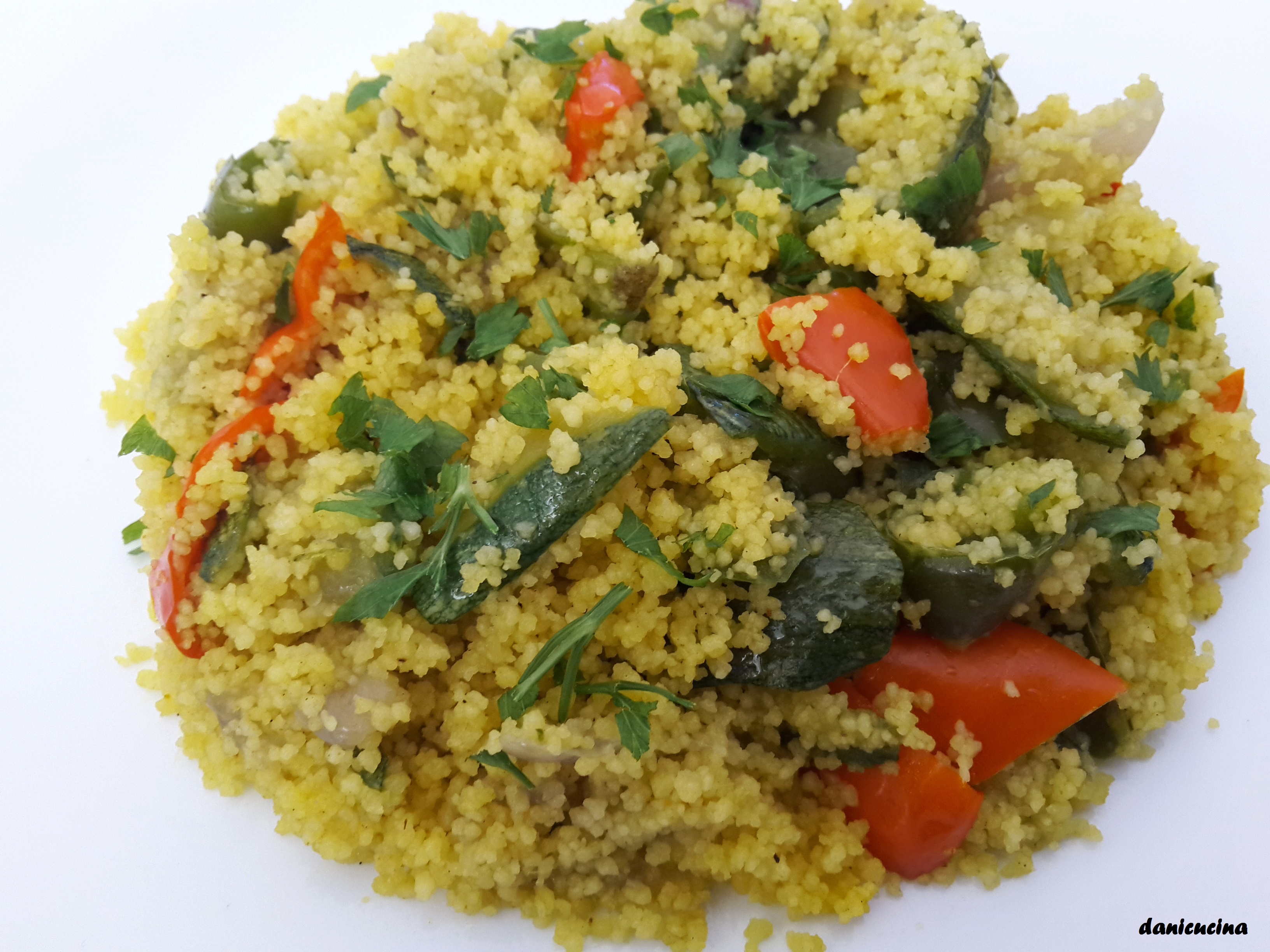Cous cous al curry con peperoni e zucchine