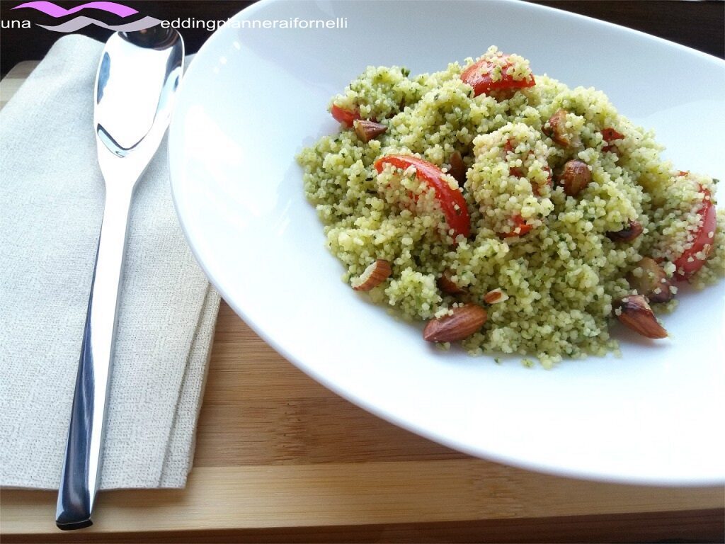 Cous cous al pesto con pomodorini e mandorle