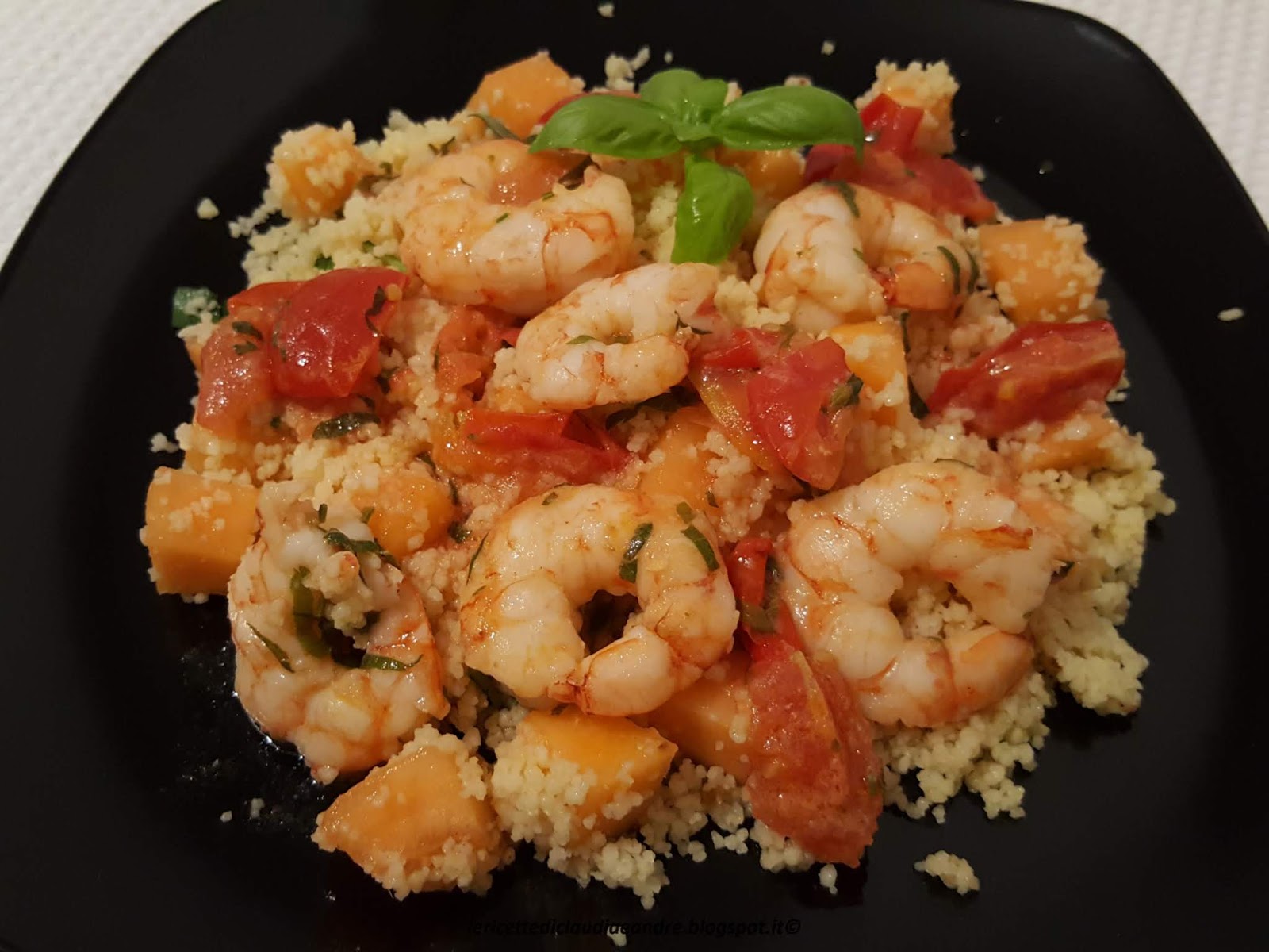 Cous cous con gamberoni, pomodorini e melone