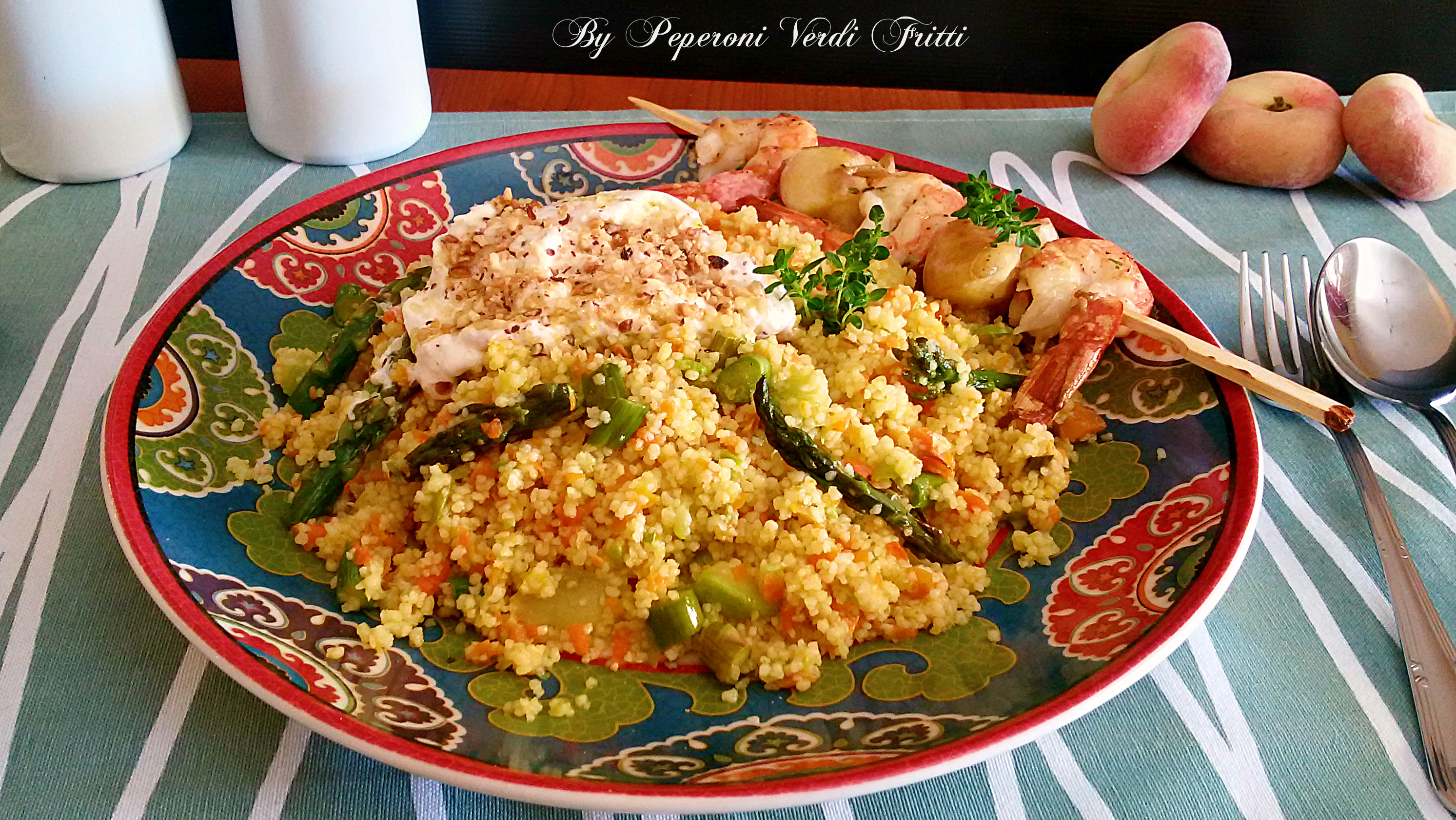 Cous cous con verdure stracciatella e spiedino di gamberi e pesche