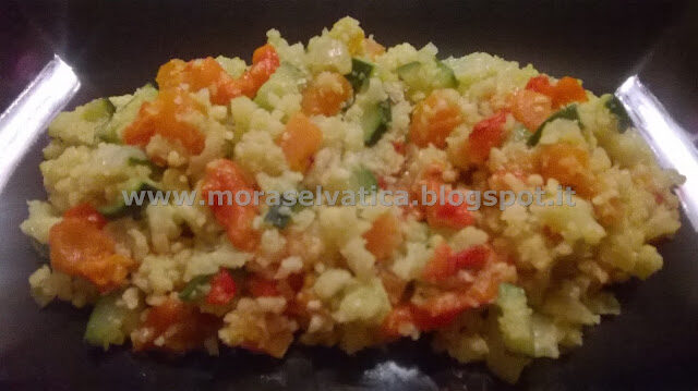 COUS COUS DI CAVOLFIORE CON VERDURE ALLA CURCUMA E SEMI DI FINOCCHIO