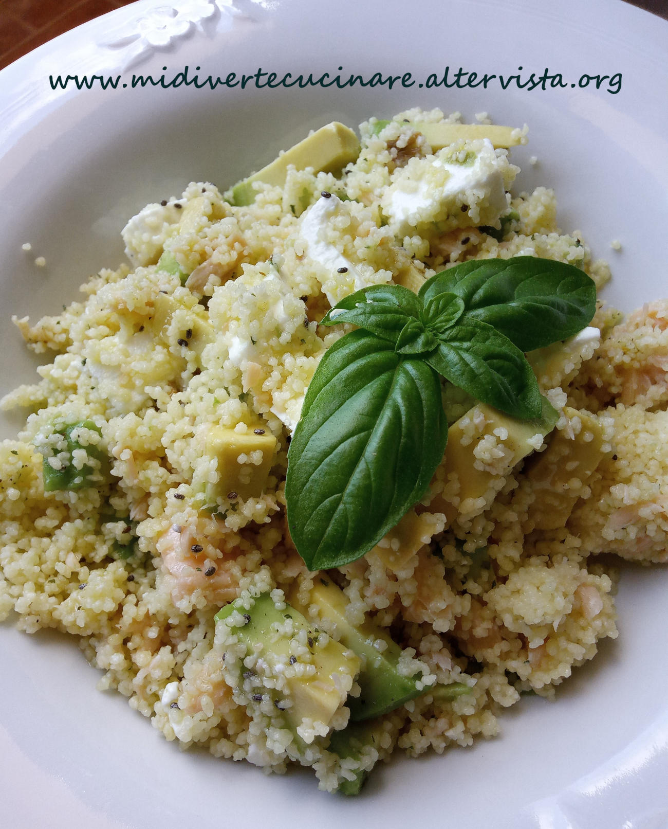 Cous cous freddo con salmone, feta e avocado
