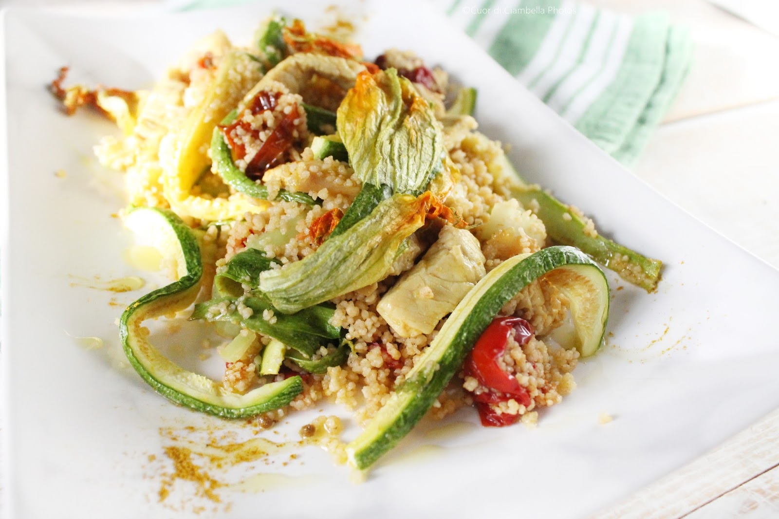 Cous cous profumato con pollo, zucchine e i suoi fiori