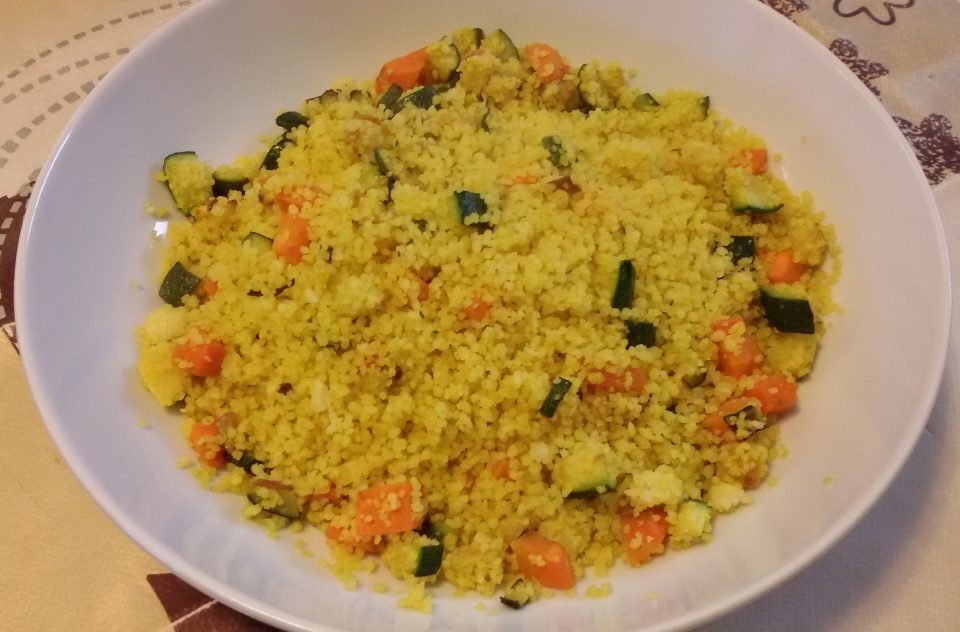 Cous cous zucchine, carote e curcuma
