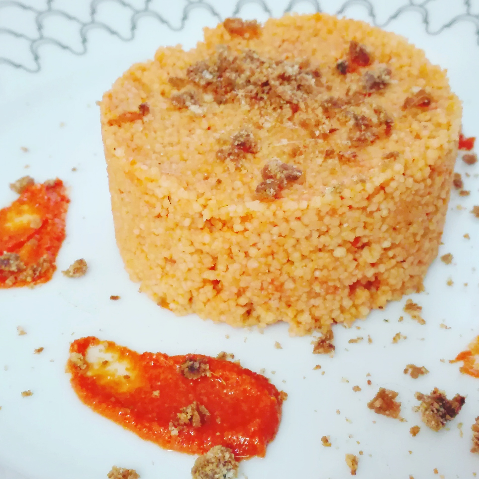 Couscous al pesto rosso e briciole croccanti di acciughe