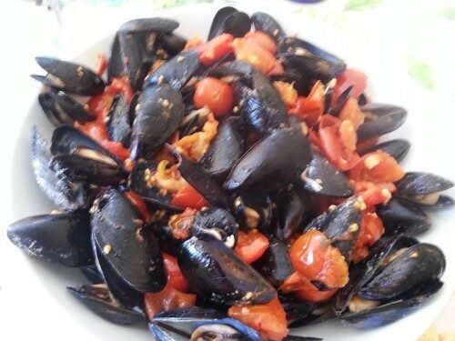 Cozze condite di pomodori aglio prezzemolo basilico