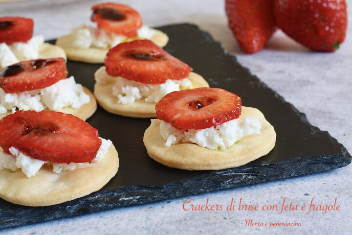 Crackers di brisè con feta e fragole